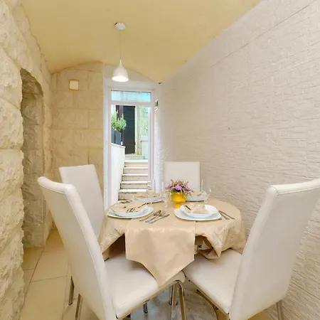 1 Bedroom Lovely In *